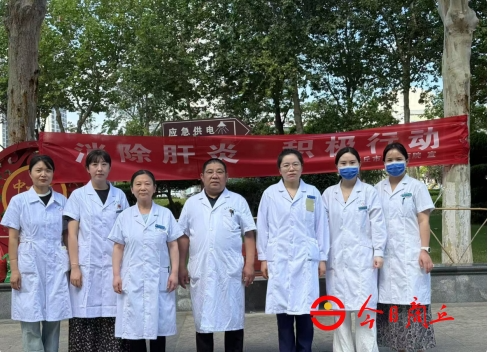 商丘市中心医院组织专家团队走进金世纪广场开展世界肝炎日主题宣传活动